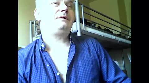 Snapshot of englishguysurrey chatting on December 19, 11:50 am englishguysurrey online show from December 19, 11:50 am