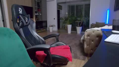 Erik online show from November 18, 8:23 pm