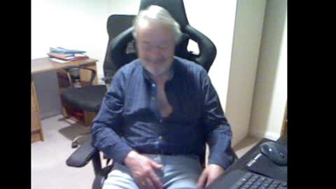 Snapshot of erasmus_d chatting on January 19, 5:39 pm erasmus_d online show from January 19, 5:39 pm