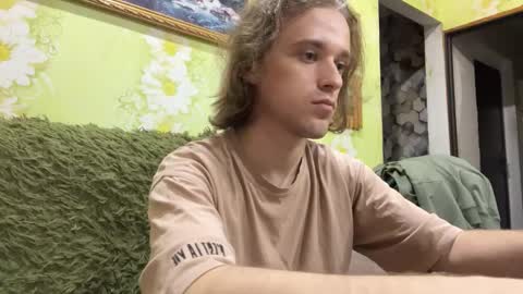 Snapshot of eric_blond chatting on October 2, 9:02 pm Eric online show from October 2, 9:02 pm