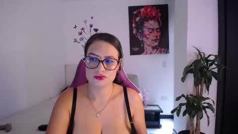 Esmeralda online show from April 5, 7:11 pm