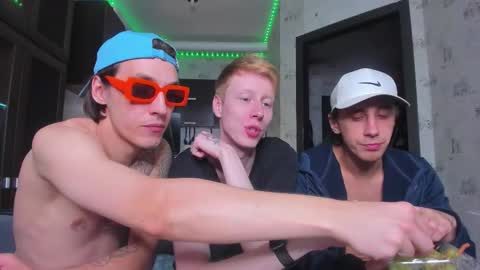 Snapshot of esthetics_boys chatting on September 11, 2:35 am LOUIS online show from September 11, 2:35 am