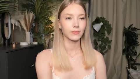 Snapshot of eternity_cuite chatting on October 15, 5:54 am Natalie online show from October 15, 5:54 am