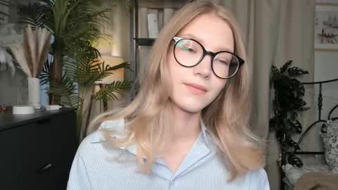 Snapshot of eternity_cuite chatting on October 18, 6:17 am Natalie online show from October 18, 6:17 am