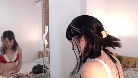 Snapshot of eva_halsey chatting on December 6, 7:39 pm E V A online show from December 6, 7:39 pm