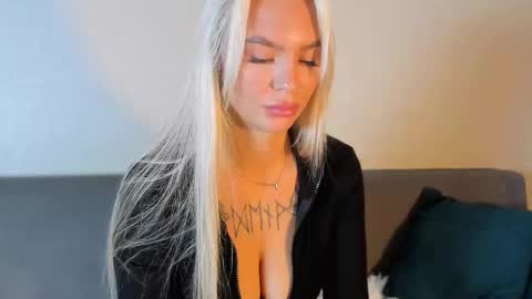 Snapshot of eva_re chatting on October 9, 7:47 am Eva online show from October 9, 7:47 am