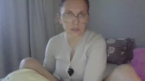 Snapshot of evaglad chatting on October 3, 4:32 am evaglad online show from October 3, 4:32 am