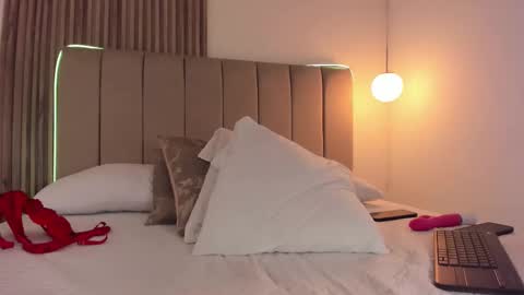 evasinclaiir online show from March 14, 9:19 pm