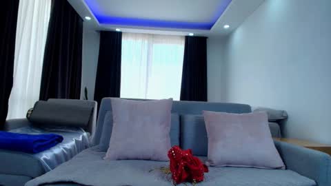  EVA LUNA online show from October 24, 7:25 pm