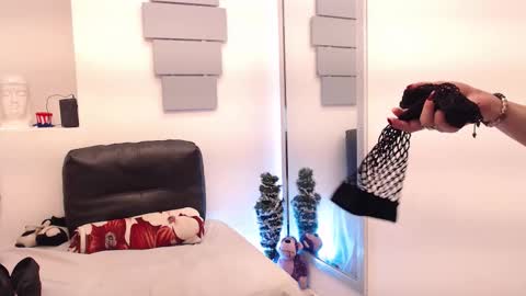 Eva Twiss online show from March 10, 2:32 pm