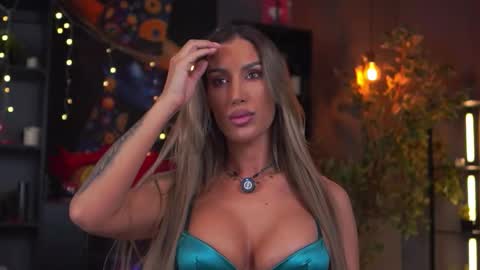 Evelyn online show from March 26, 7:30 pm