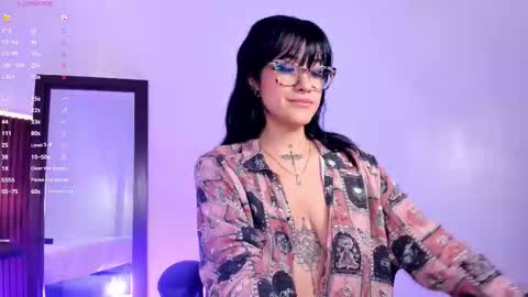 Snapshot of evelyn_samantha chatting on October 20, 3:00 am evelyn online show from October 20, 3:00 am