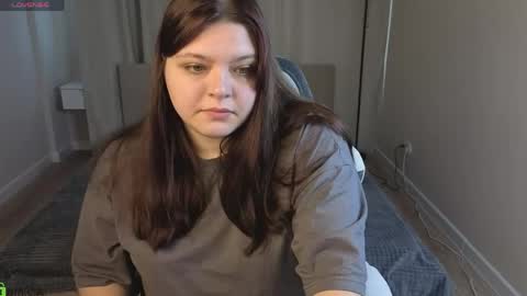 Evelyne Loo online show from May 4, 1:01 am