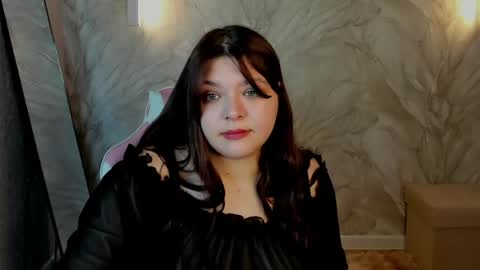 Evelyne Loo online show from May 3, 1:00 am