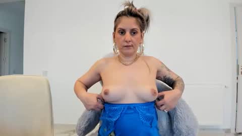 evelynevyyy online show from March 17, 7:35 am