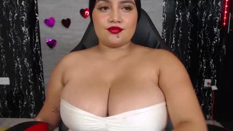 Snapshot of evemilk chatting on February 14, 10:36 pm evelin 3 online show from February 14, 10:36 pm