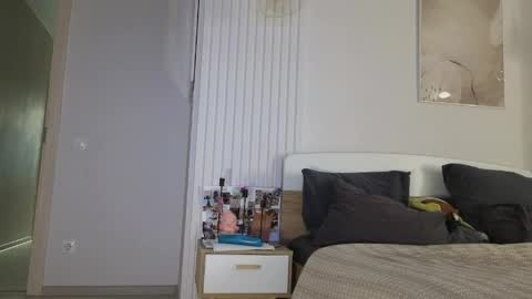 evi_woow online show from April 13, 9:30 pm