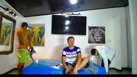 extrangers online show from November 24, 1:32 pm