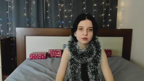 Mia online show from December 25, 10:39 am