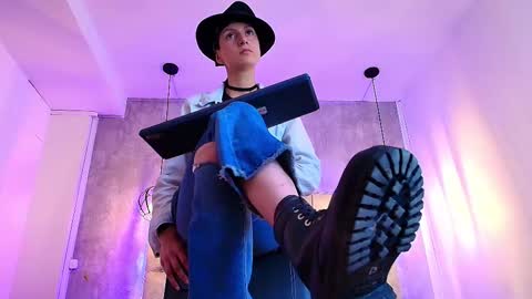   online show from November 6, 7:50 pm