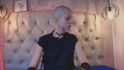   online show from October 3, 3:20 pm