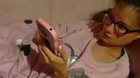 Snapshot of flowercandydoll13 chatting on October 4, 9:01 pm say meow and send tip online show from October 4, 9:01 pm