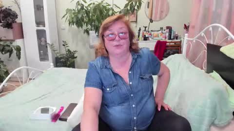 Snapshot of flowerlover8 chatting on October 5, 7:21 pm Flowerlower online show from October 5, 7:21 pm