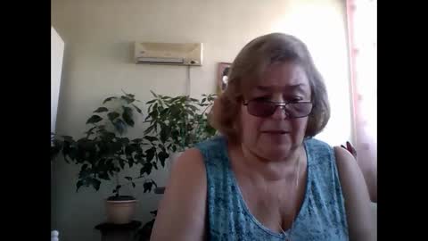 Snapshot of flowerlover8 chatting on February 20, 8:17 am Flowerlower online show from February 20, 8:17 am
