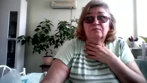 Snapshot of flowerlover8 chatting on February 25, 12:49 pm Flowerlower online show from February 25, 12:49 pm