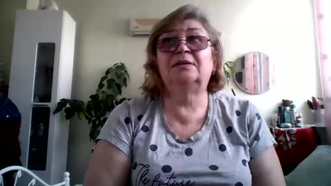 Snapshot of flowerlover8 chatting on February 23, 6:28 am Flowerlower online show from February 23, 6:28 am