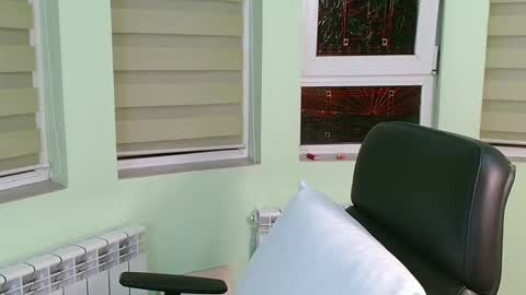 independent model online show from December 15, 7:10 pm