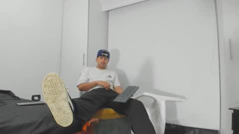 Snapshot of foot_master777 chatting on October 13, 6:15 am foot_master777 online show from October 13, 6:15 am