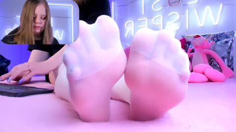 Snapshot of footfetish_baby chatting on December 16, 5:00 pm Molly online show from December 16, 5:00 pm