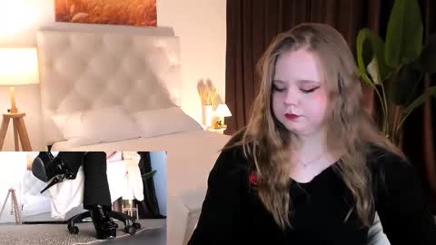 Snapshot of footfetish_baby chatting on September 16, 12:34 am Molly online show from September 16, 12:34 am