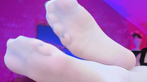 Snapshot of footfetish_baby chatting on October 10, 12:55 pm Molly online show from October 10, 12:55 pm