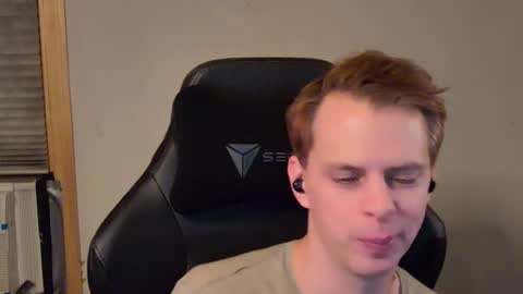 Snapshot of forever_broken chatting on January 15, 4:25 am forever_broken online show from January 15, 4:25 am