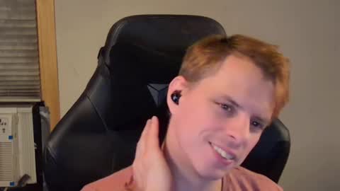 Snapshot of forever_broken chatting on December 11, 5:10 am forever_broken online show from December 11, 5:10 am