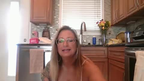 Snapshot of forevermilfxoxo chatting on February 25, 2:48 pm Aleesa online show from February 25, 2:48 pm
