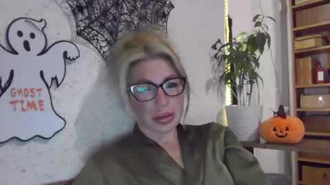 fox_red_lady7 online show from October 31, 7:58 pm