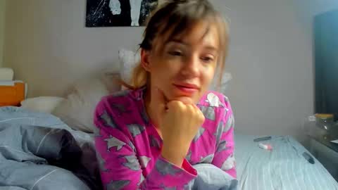 Snapshot of foxy_blond chatting on October 10, 12:49 am Foxy online show from October 10, 12:49 am