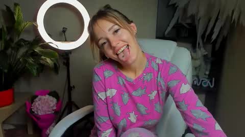 Snapshot of foxy_blond chatting on October 3, 1:15 am Foxy online show from October 3, 1:15 am