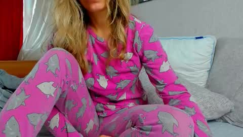 Snapshot of foxy_blond chatting on October 1, 12:54 am Foxy online show from October 1, 12:54 am