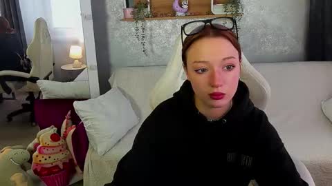 Snapshot of foxymayy chatting on October 1, 6:45 am Maya online show from October 1, 6:45 am