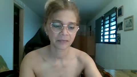 Snapshot of francelune chatting on October 15, 1:34 pm francelune online show from October 15, 1:34 pm