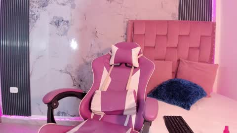 Laura online show from November 22, 8:40 pm