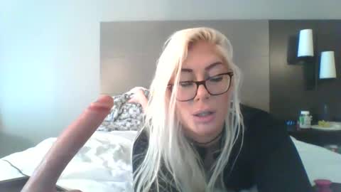 Snapshot of freakybarbi chatting on March 8, 5:33 pm Freaky Barbi online show from March 8, 5:33 pm