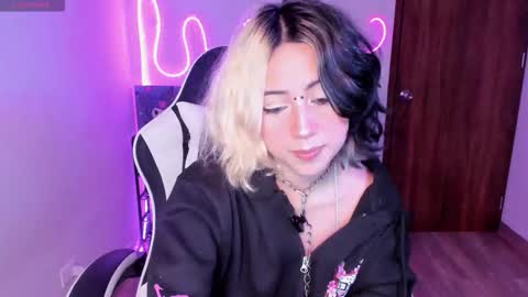 frida_lassi_ online show from November 9, 10:01 pm