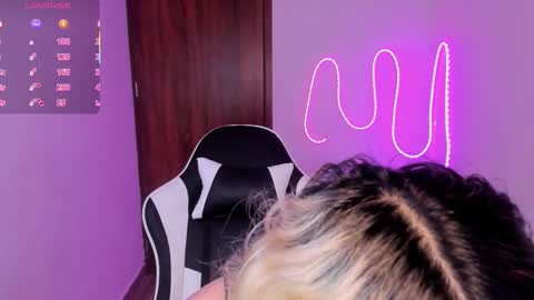 frida_lassi_ online show from December 5, 12:03 pm