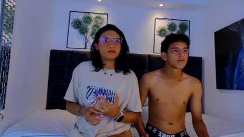 Red her and Velvet him online show from June 24, 8:16 pm