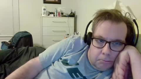 Snapshot of garyg930 chatting on October 27, 3:28 am Gary online show from October 27, 3:28 am